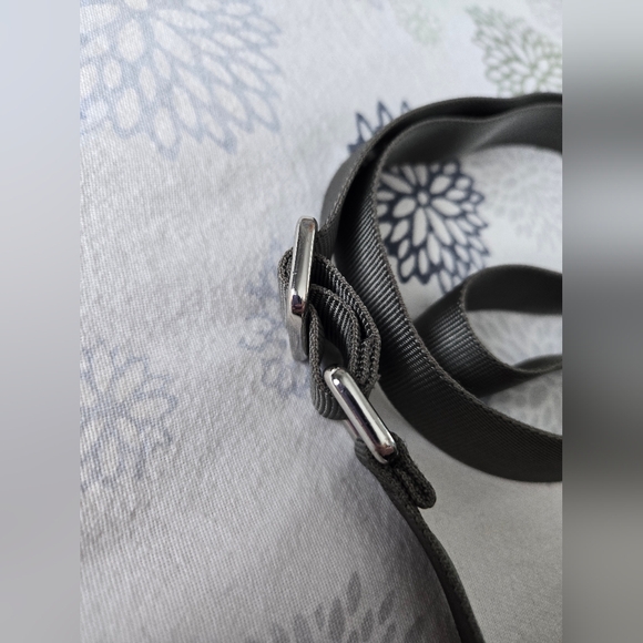 Lululemon Crossbody Camera Bag 2L Green Sage - Picture 7 of 10